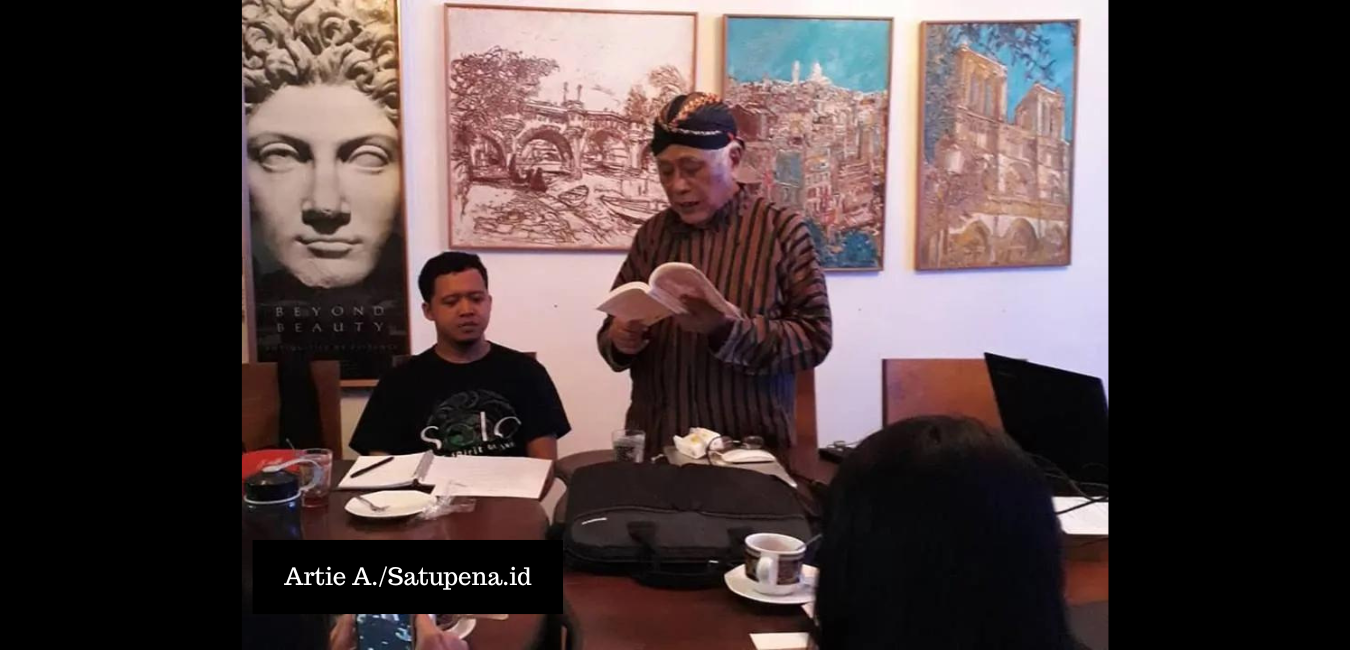 Djokolelono membacakan kutipan Setan Van Oyot (Artie A./Satupena.id)